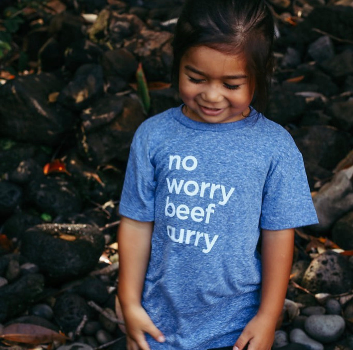 Izzy and Luke: No Worry Beef Curry Tシャツ Izzy and Luke: No Worry Beef Curry Tシャツ